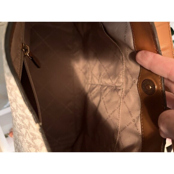 Michael Kors Monogram Shoulder Bag White Large - Picture 11 of 14